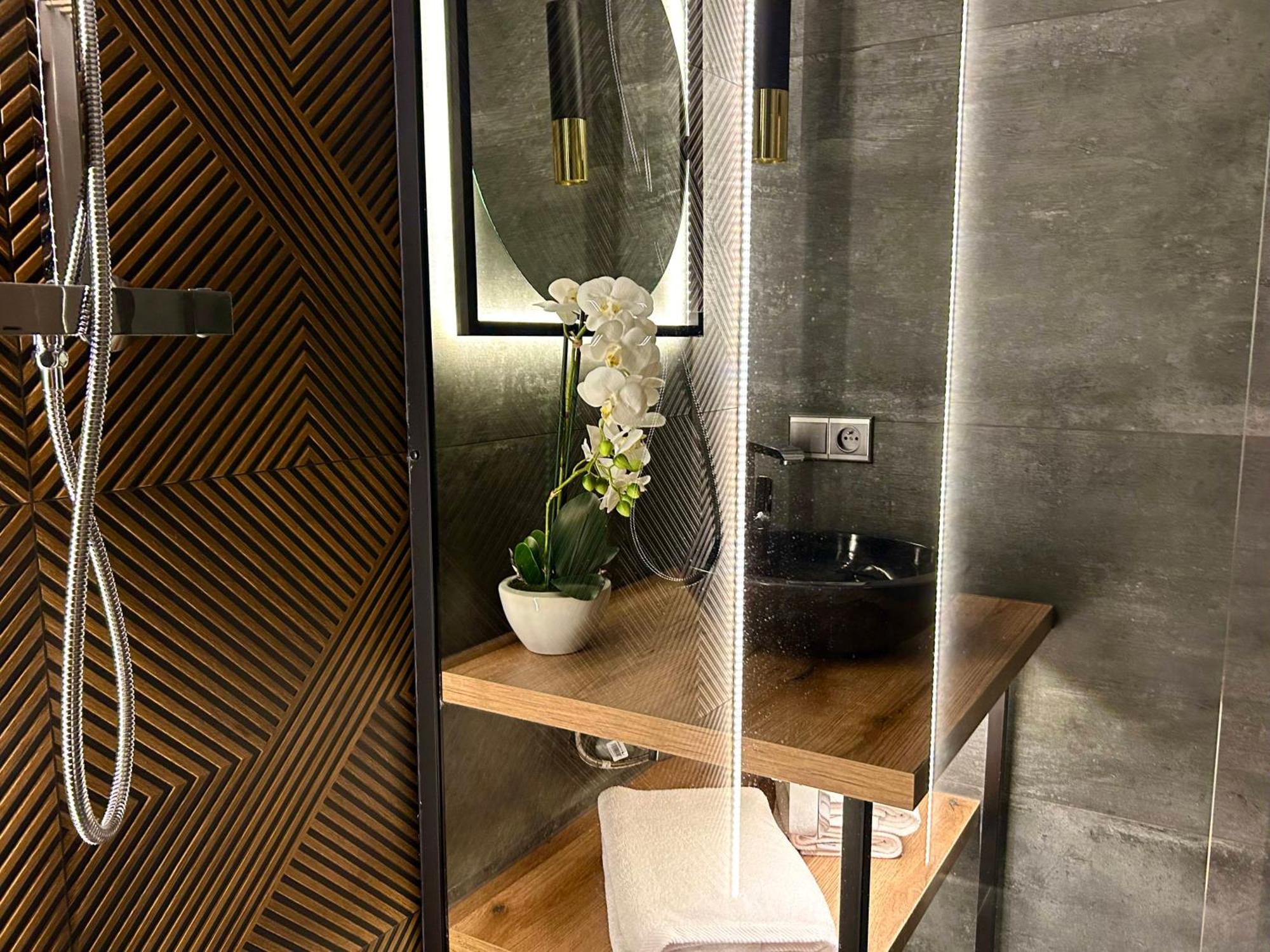 Leo Apartment Suite & Private Spa Zone - Old City Bratislava Eksteriør bilde